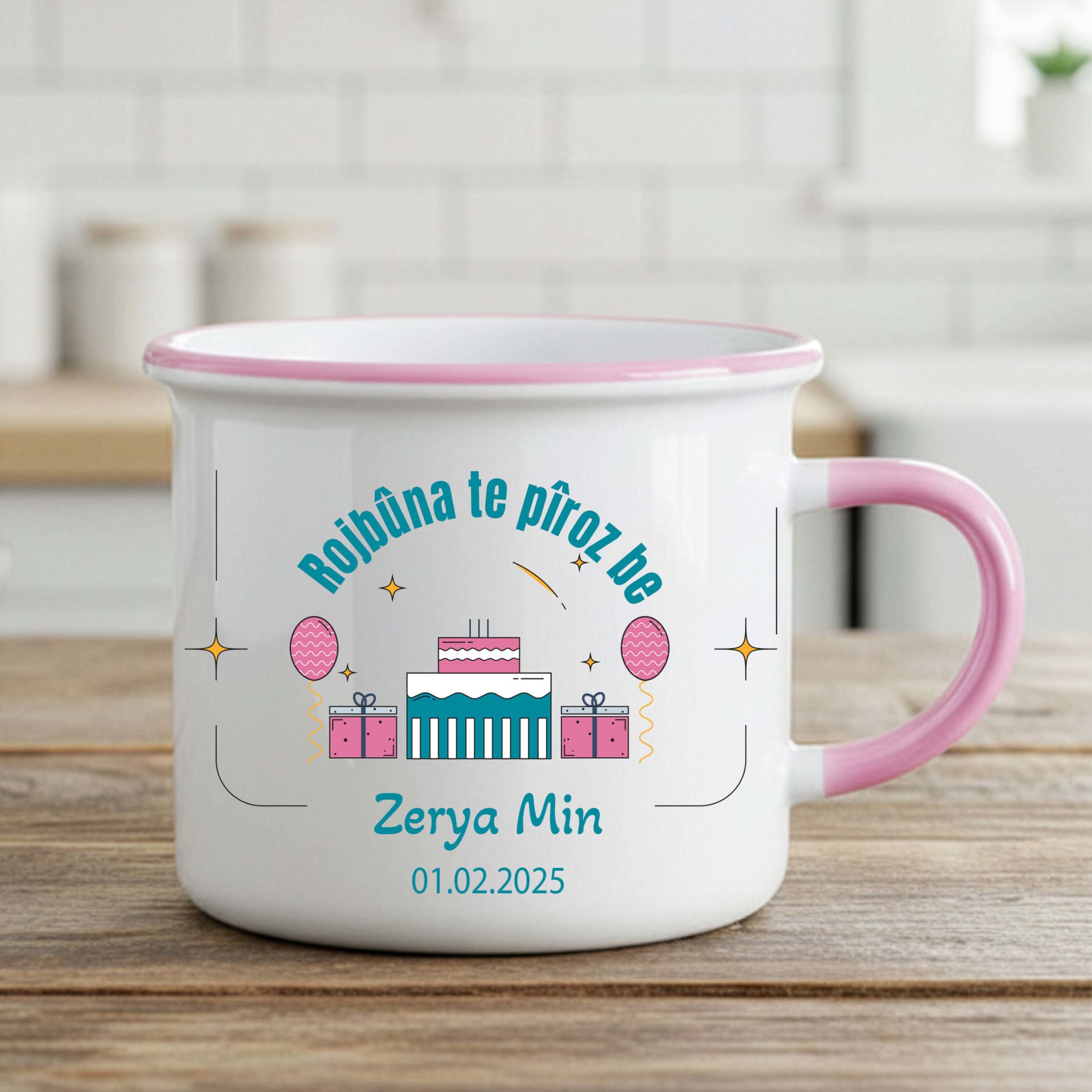 İsme Özel ve Doğum Tarihli Kürtçe Doğum Günü Kutlama Enamel Kupa Bardağı - Rojbûna Te Pîroz be Enamel Pembe Kupa Bardak