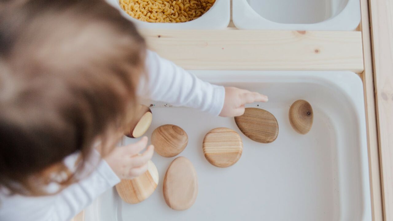 Montessori mobilyaları seçerken, doğal malzemeler tercih edilmelidir. Ahşap mobilyalar, plastik mobilyalara göre daha dayanıklı ve çevre dostudur. Ayrıca, renkli veya karmaşık tasarım yerine basit ve doğal tasarımları tercih etmek önemlidir. Çünkü Montessori eğitimi sade ve basit bir çevre sunarak çocukların kendi iç motivasyonlarını keşfetmelerini sağlar.