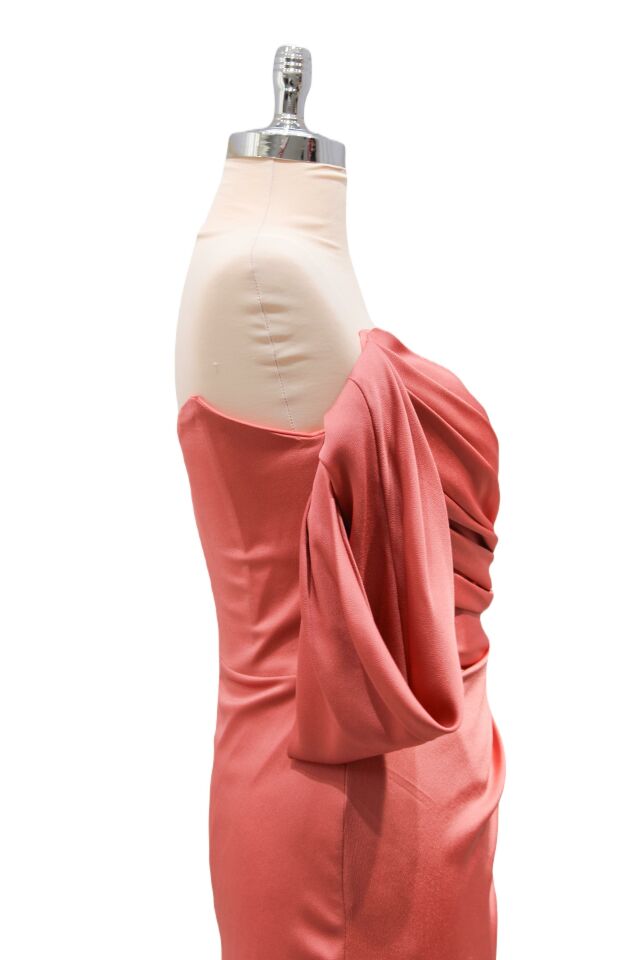 Hot Contact Pudra Düşük Kol Straplez Drapeli Yırtmaçlı Açık Elbise