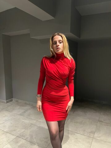 Yanı Pileli Kırmızı Elbise