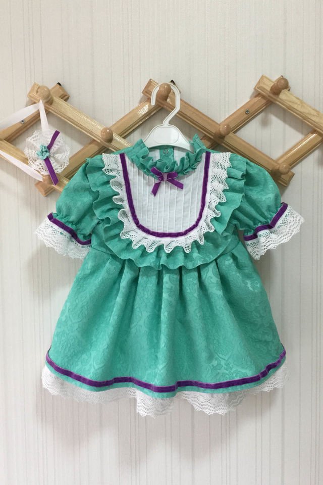 Kurdele Detaylı İthal Brokar Kumaş Özel Tasarım Kız Çocuk Bebek Yeşil Elbise Ve Bandana Takımı