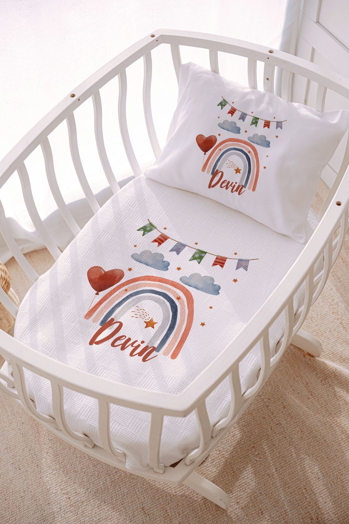 %100 Pamuk İsme Özel Park Yatak ve Anne Yanı Pike Seti (75x120 cm) Gökkuşağı