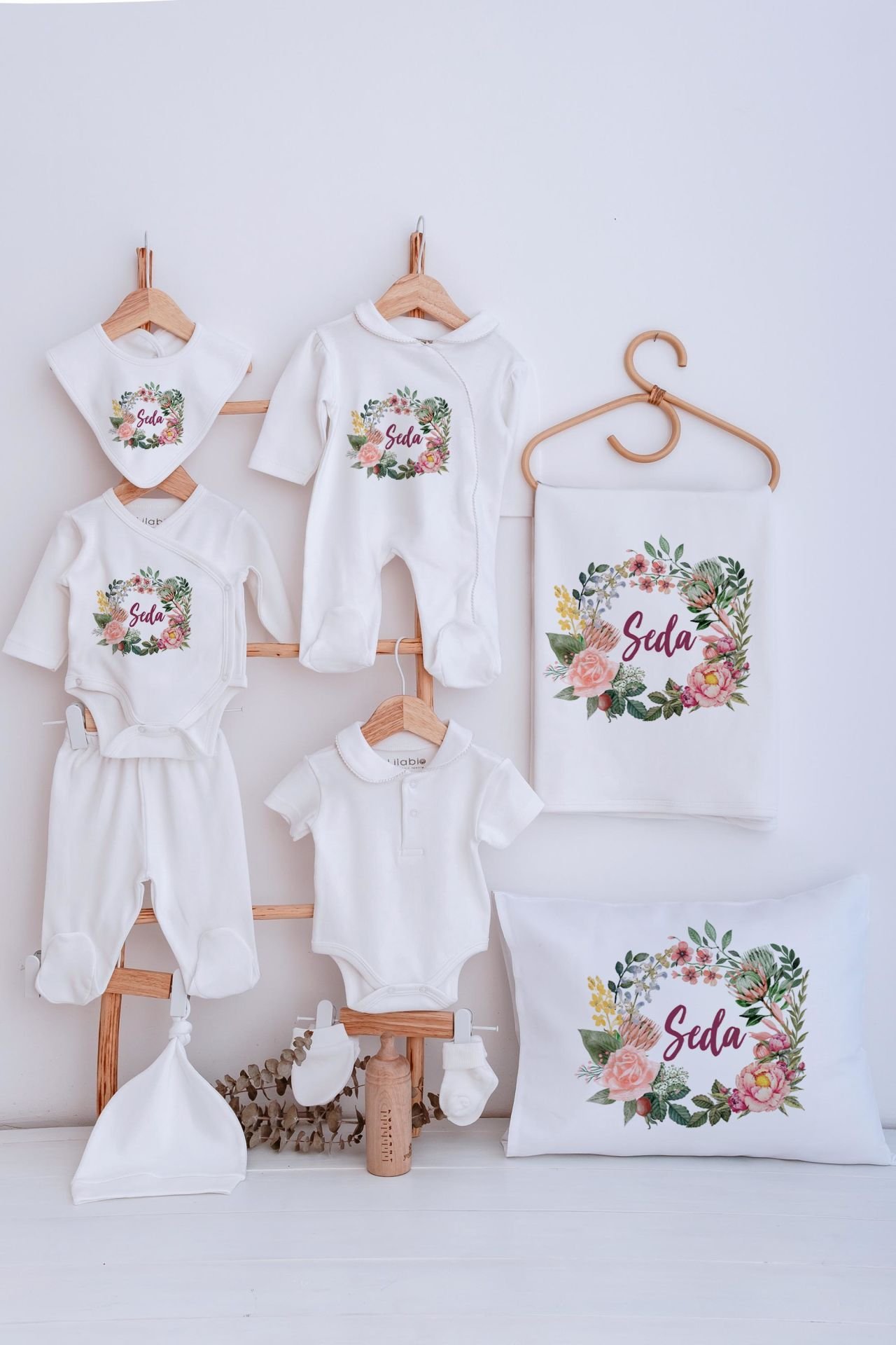 Lilabio Bebe Yaka İsme Özel Delux 12li Hastane Çıkışı Çiçek Çemberi