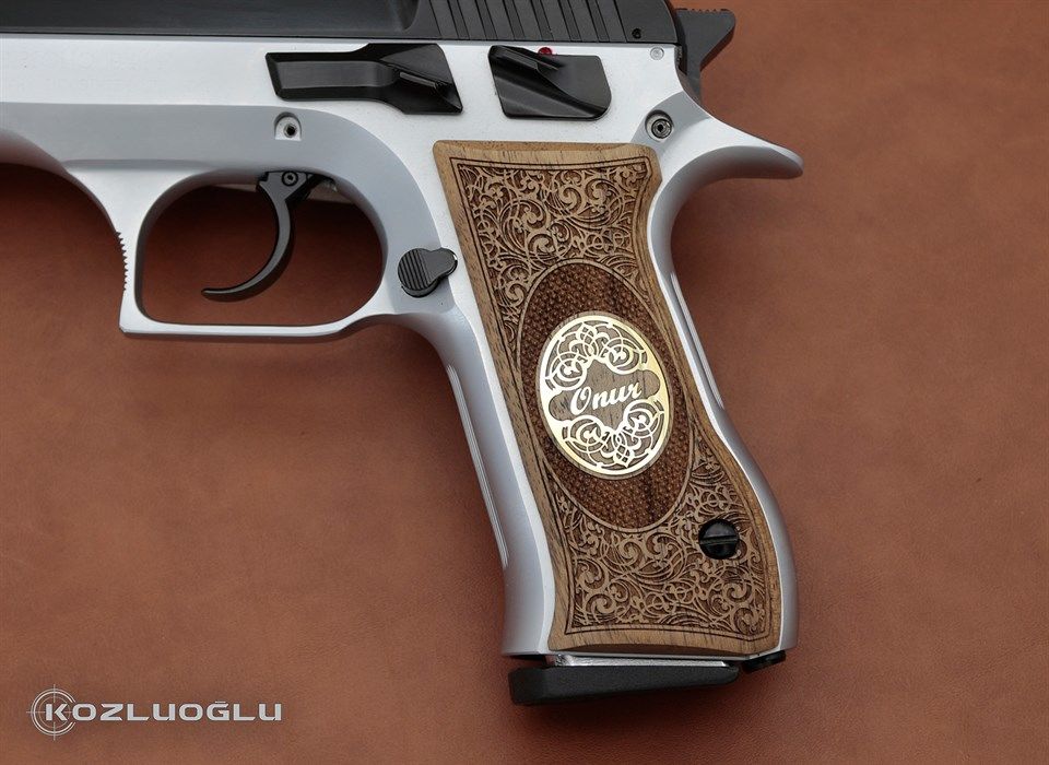 Jericho 941 İsimli Ceviz Kabza