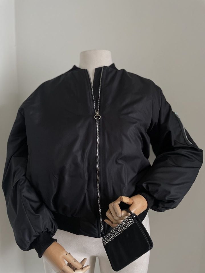 Siyah içi astarlı kolu fermuar detaylı bomber ceket