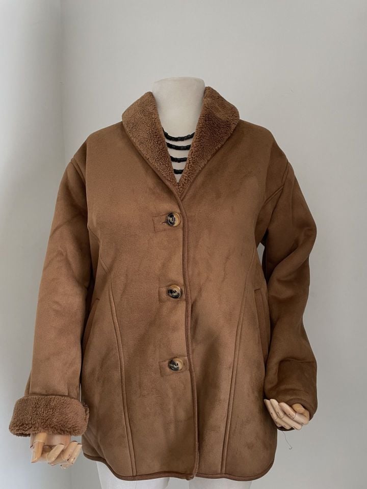 Camel içi kürklü yaka detaylı mont