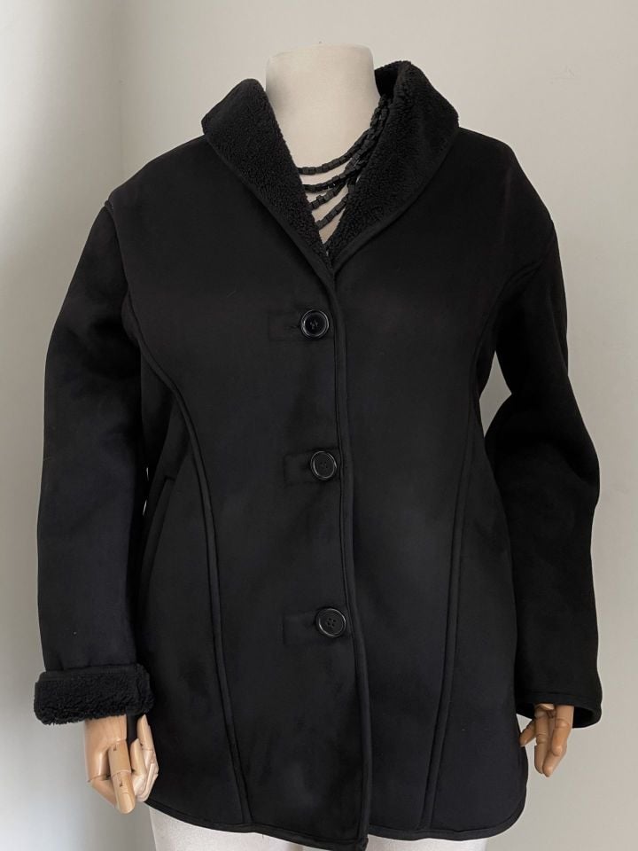 Siyah içi kürklü yaka detaylı mont