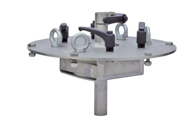 Tank cover for tank cleaning device with ball jointed lead-in