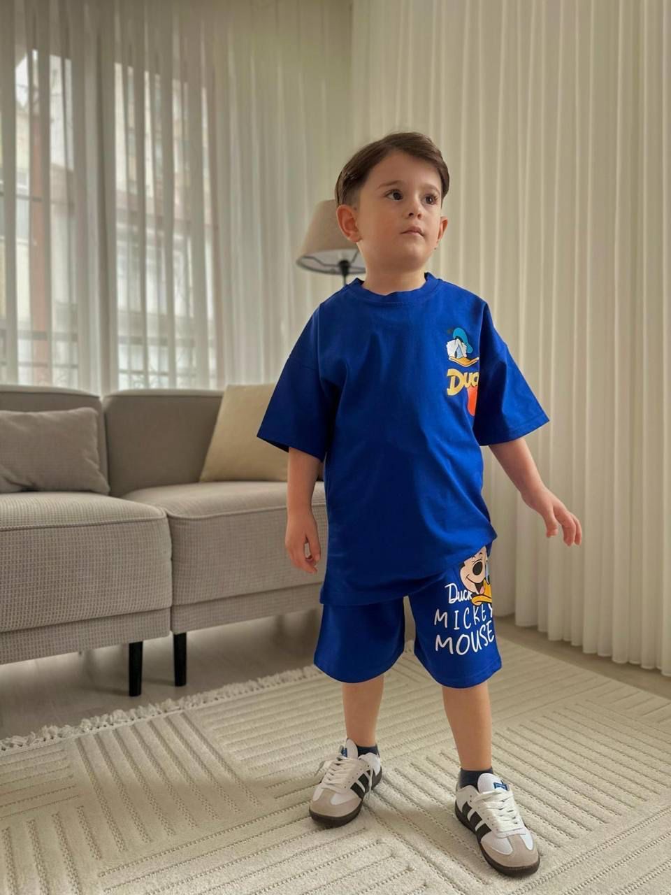 Mavi şortlu takım