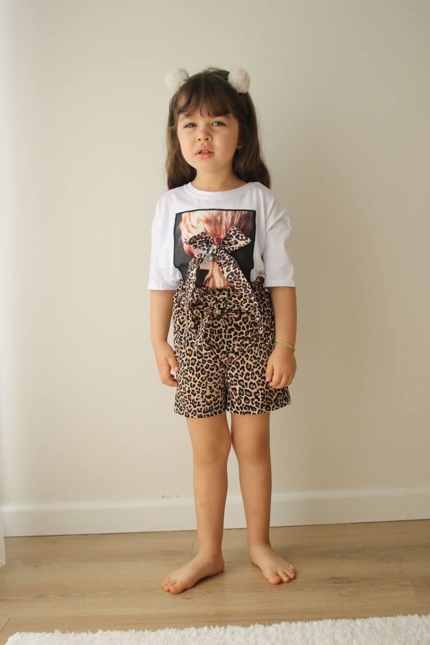 leopar desenli şortlu