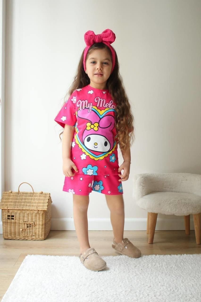 Pembe şortlu takım