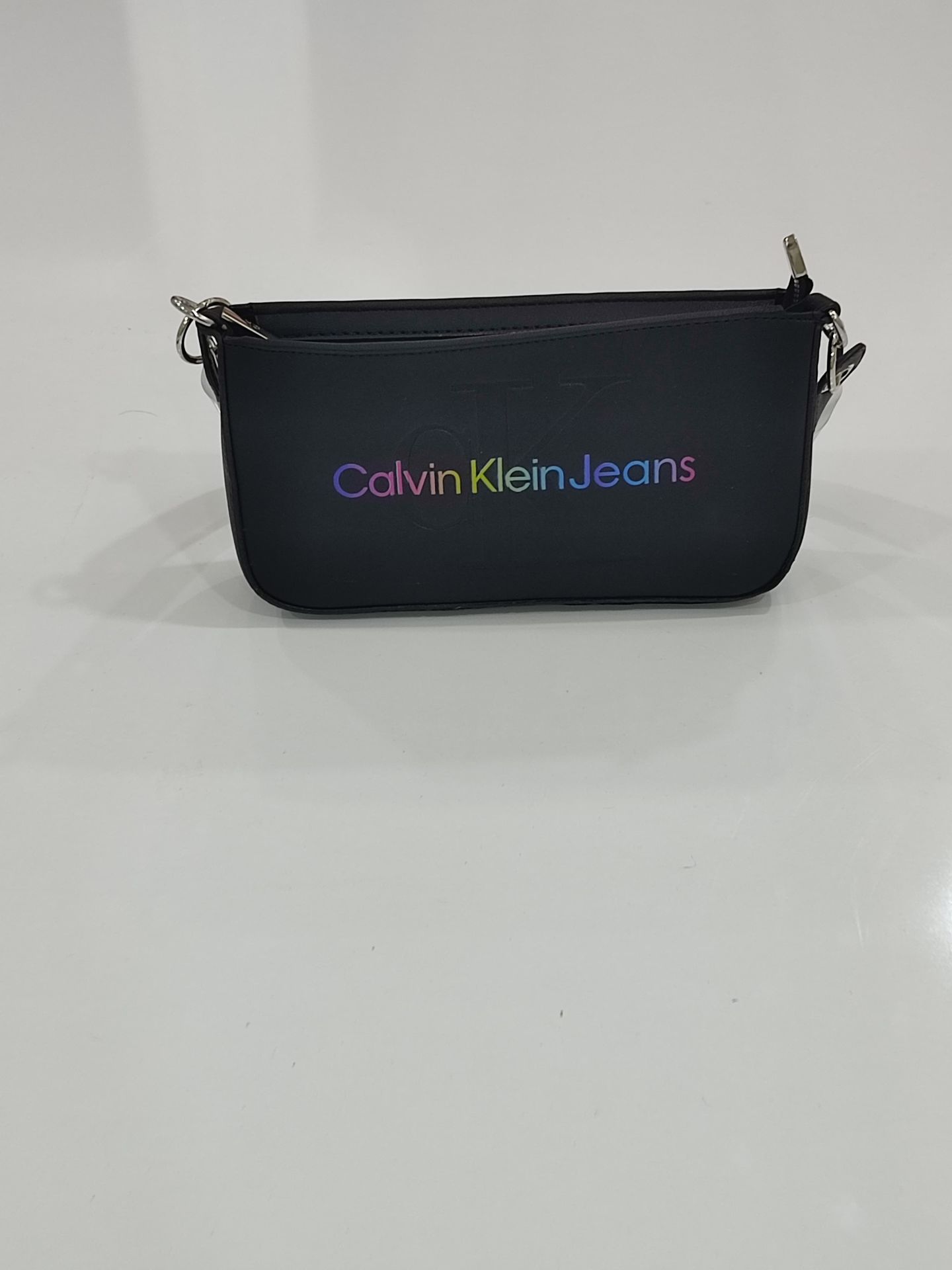 CALVİN KLEİN JEANS KAYIK MODEL ÇANTA SİYAH RENKLİ BASKILI