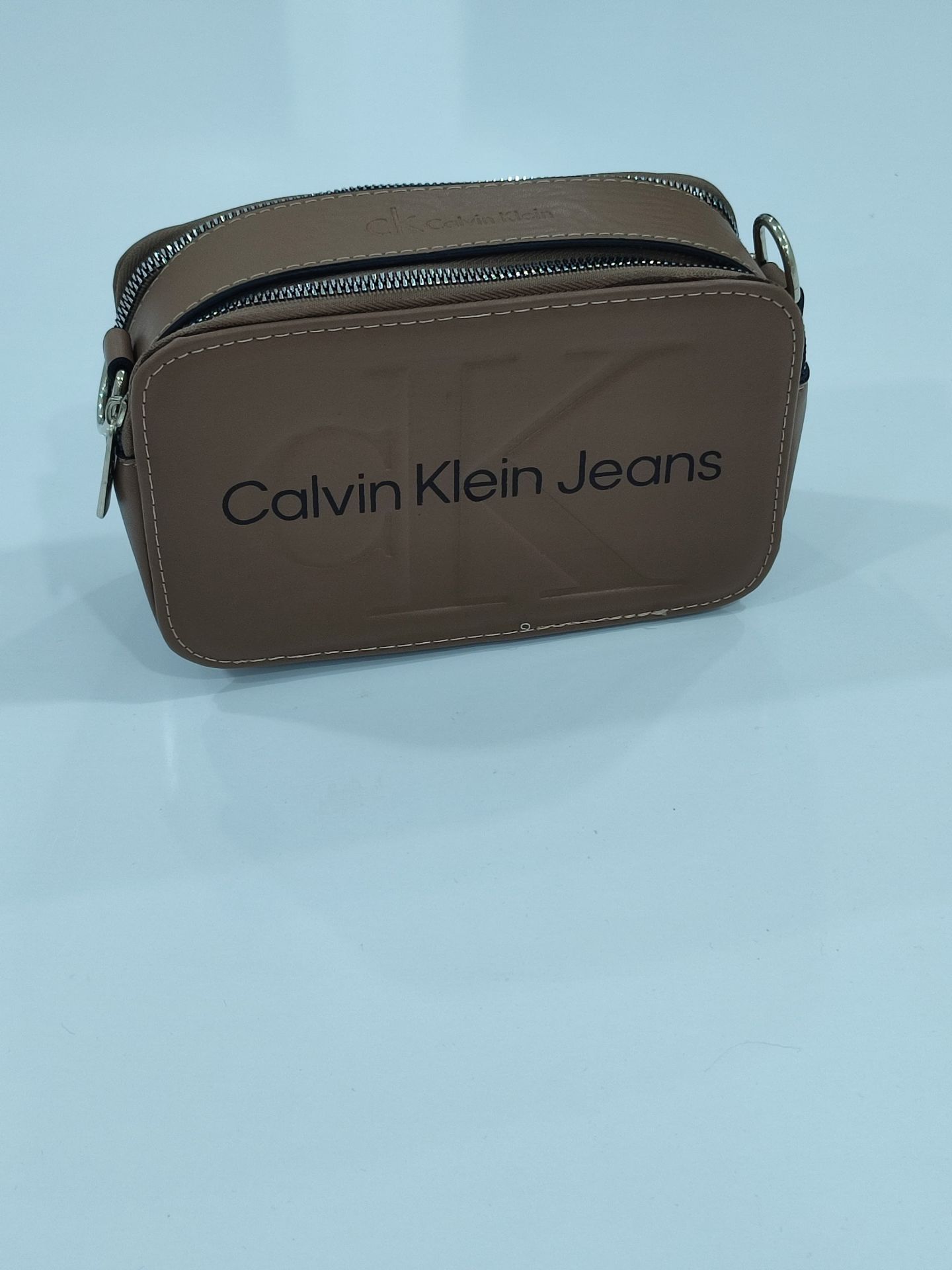 CALVİN KLEİN JEANS KUTU MODEL ÇANTA VİZON
