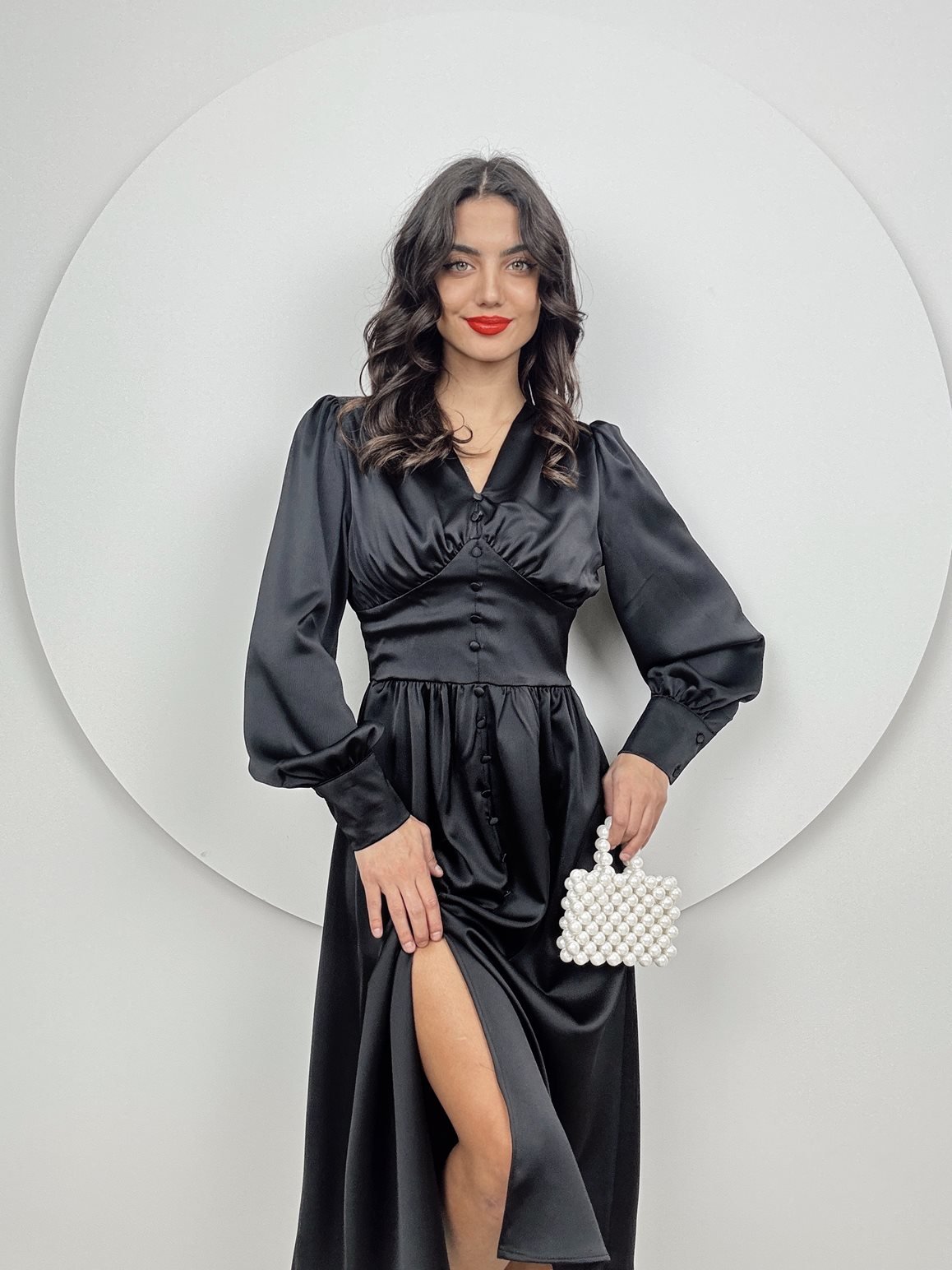 1050 GÖGÜS BÜZGÜLÜ ÖN DÜĞMELİ SATEN ELBİSE BLACK - SİYAH