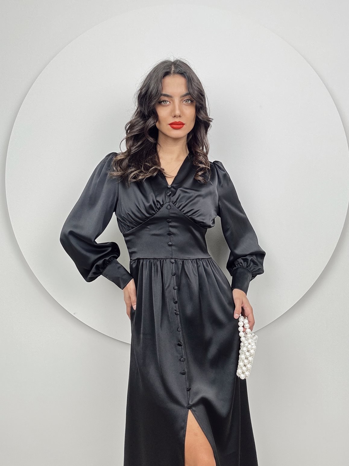 1050 GÖGÜS BÜZGÜLÜ ÖN DÜĞMELİ SATEN ELBİSE BLACK - SİYAH