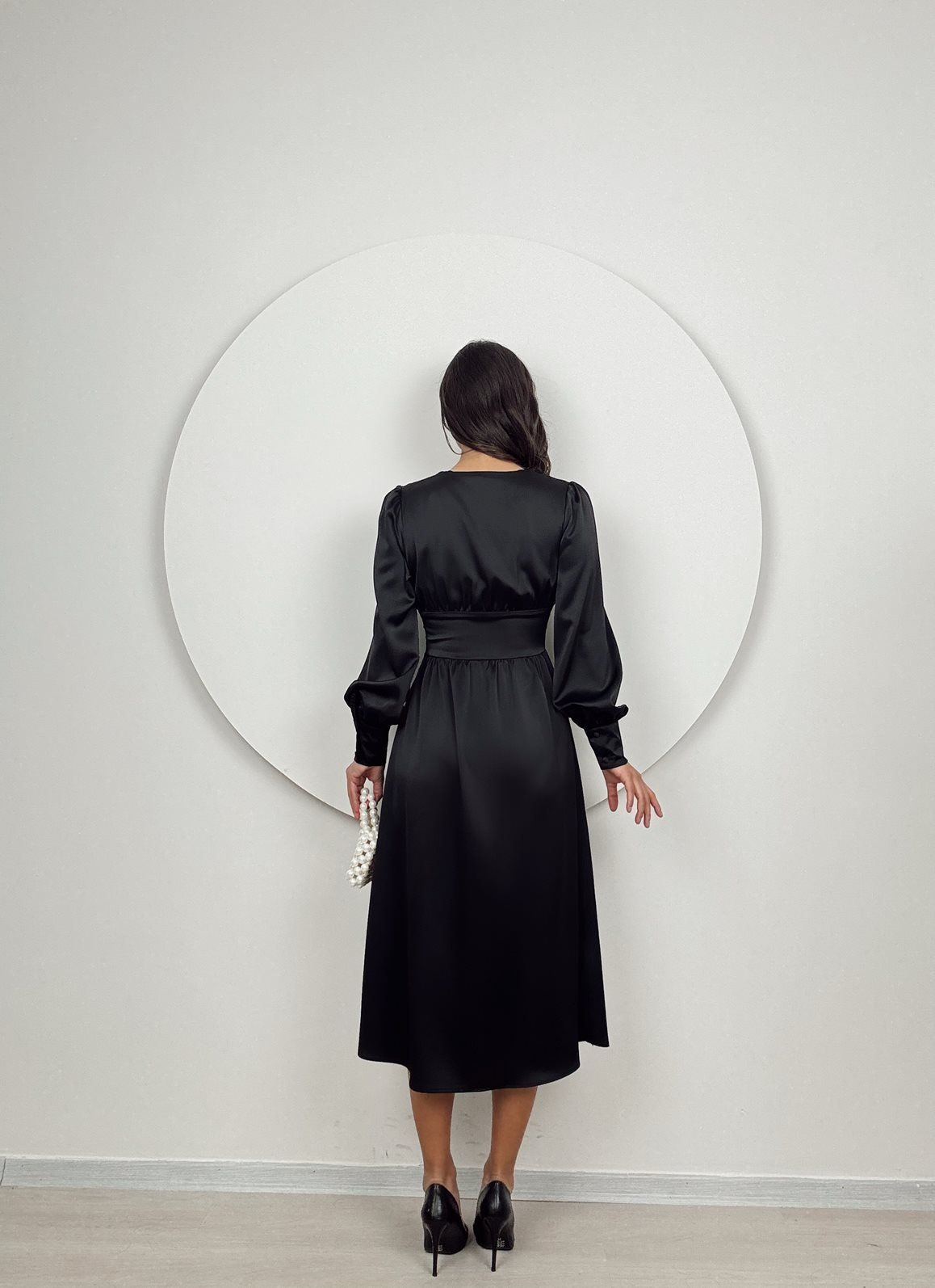 1050 GÖGÜS BÜZGÜLÜ ÖN DÜĞMELİ SATEN ELBİSE BLACK - SİYAH