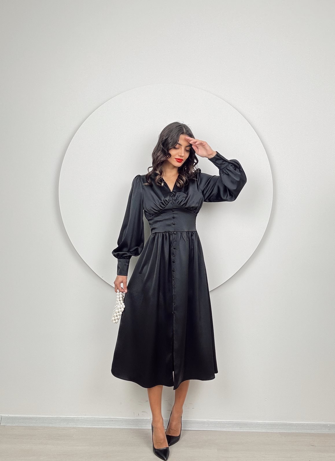 1050 GÖGÜS BÜZGÜLÜ ÖN DÜĞMELİ SATEN ELBİSE BLACK - SİYAH