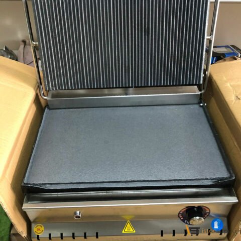 Islak Tost Makinesi 20 Dilim Alt Kısmı Düz Üst Taraf Tırtıklı Elektrikli