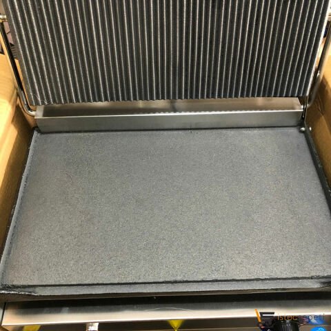 Islak Tost Makinesi 20 Dilim Alt Kısmı Düz Üst Taraf Tırtıklı Elektrikli