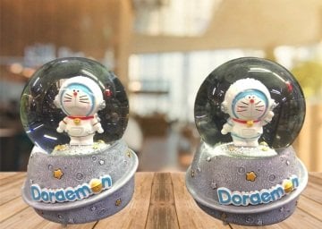Işıklı Kar Püskürten Doraemon Müzikli Cam Kar Küresi