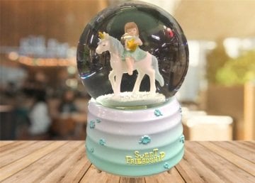 Işıklı Kar Püskürten Unicorn ve Kız Müzikli Cam Kar Küresi