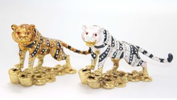 Dekoratif Swarovski Taşlı Kaide Üzerinde Leopar Biblosu (13cm x 7cm)