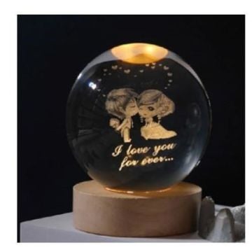 Dekoratif Öpüşen Sevgili Tasarımlı Ahşap Altlıklı Işıklı Cam Küre