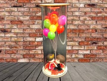 Işıklı Cam Fanus İçinde Balonlar Altında Diz Çöken Sevgili Biblosu