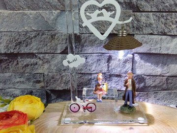 Dekoratif Işıklı Cam Bankta Romantik Sevgililer Biblosu