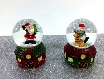 Mini Ev Üstünde Yılbaşı Kar Küresi (Noel Baba & Karda Adam)