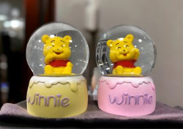 Mini Işıklı Winnie Ayı Tasarımlı Dekoratif Cam Kar Küresi (9cm x 7cm)