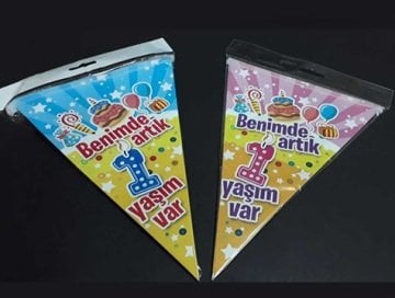 Benimde Artık 1 Yaşım Var Üçgen Flama Bayrak