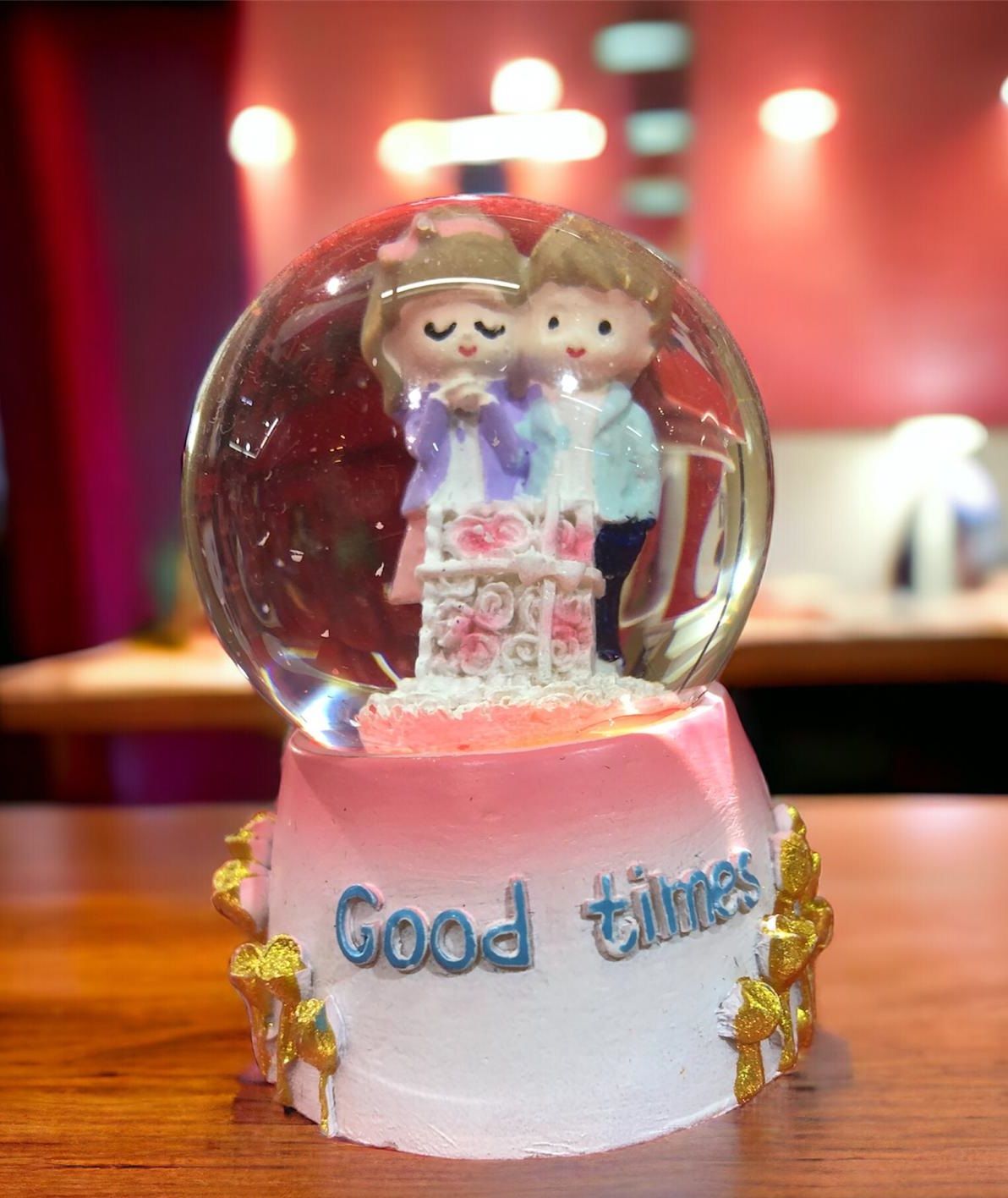 Mini Işıklı Pasta Önünde Sevgili Cam Kar Küresi