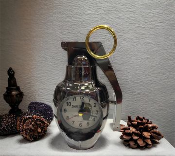 Dekoratif El Bombası Tasarımlı Masa Saati