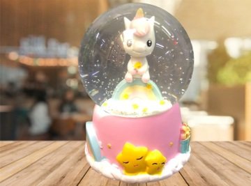 Gökkuşağı Üzerinde Unicorn Temalı Işıklı Müzikli Cam Kar Küresi