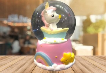 Kayık Üzerinde Unicorn Temalı Işıklı Müzikli Cam Kar Küresi