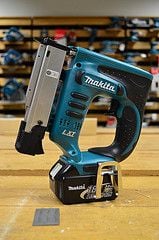 Makita BPT351RFE Akülü Çivi Çakma Makinası 18V 3.0Ah Li-ion