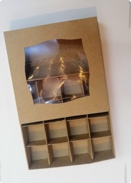 18x18x3 cm Bölmeli Pencereli Karton Çikolata Kutusu