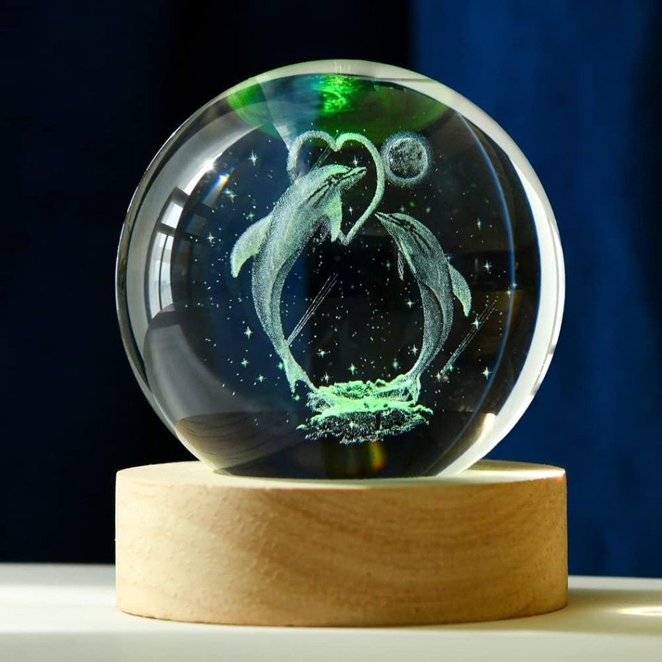 Dekoratif Yunus Balıkları Tasarımlı Ahşap Altlıklı Işıklı Cam Küre