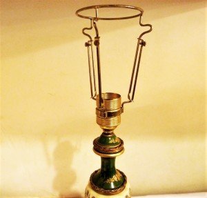 Sevres imzalı, porselen, el boyaması bronz ayaklı, şapka aparatlı elektrikli masa lambası. 19 Y.y. Y:47 cm.