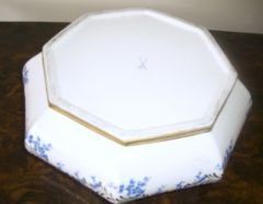 Meissen porselen bonbonier. İmzalı. 19 Y.y. Y:31 cm