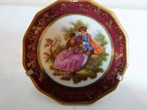 Limoges imzalı porselen duvar tabağı.  Ç:7cm