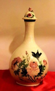 Porselen yüzeyi el boyaması çiçek ve kuş figürleriyle bezenmiş, kapaklı eski dönem Çin sürahi Y36cm.