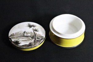 Sevres damgalı el boyaması porselen mücevher kutusu. Çapı 10cm. Y 5cm.