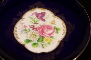 Limoges imzalı el boyaması porselen tabak. Ç:24cm