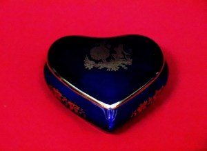 Limoges imzalı altın vermeyli porselen kalp şeklinde mücevher  kutusu. 7x7cm.