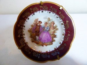 Limoges imzalı porselen el boyaması tabak. Ç: 8.5cm