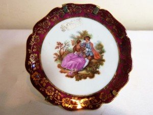 Limoges imzalı porselen el boyaması tabak. Ç:9cm