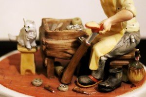 Capodimonte porselen ayakkabı tamircisi heykeli. İmzalı. Y:26cm. 25x20cm