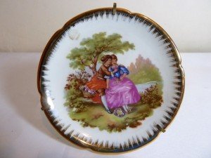 Limoges imzalı porselen el boyaması tabak. Ç:11.5 cm